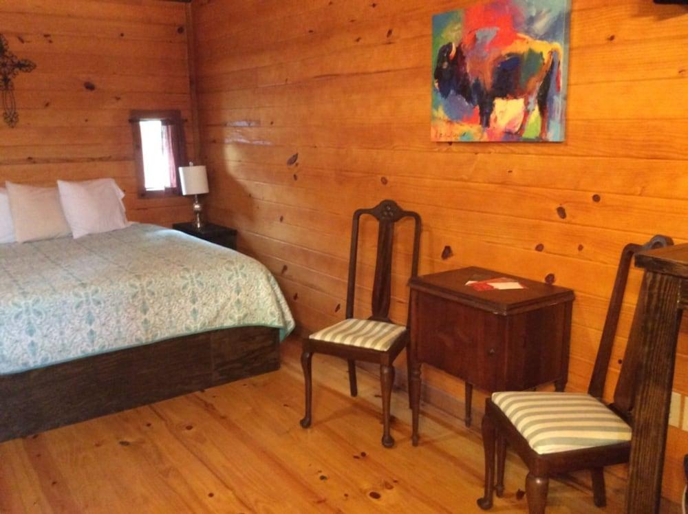 The Leakey Inn by CMD photo 20