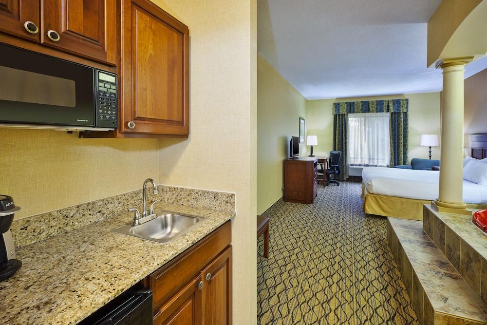 Holiday Inn Express Hotel & Suites Belleville by IHG photo 4