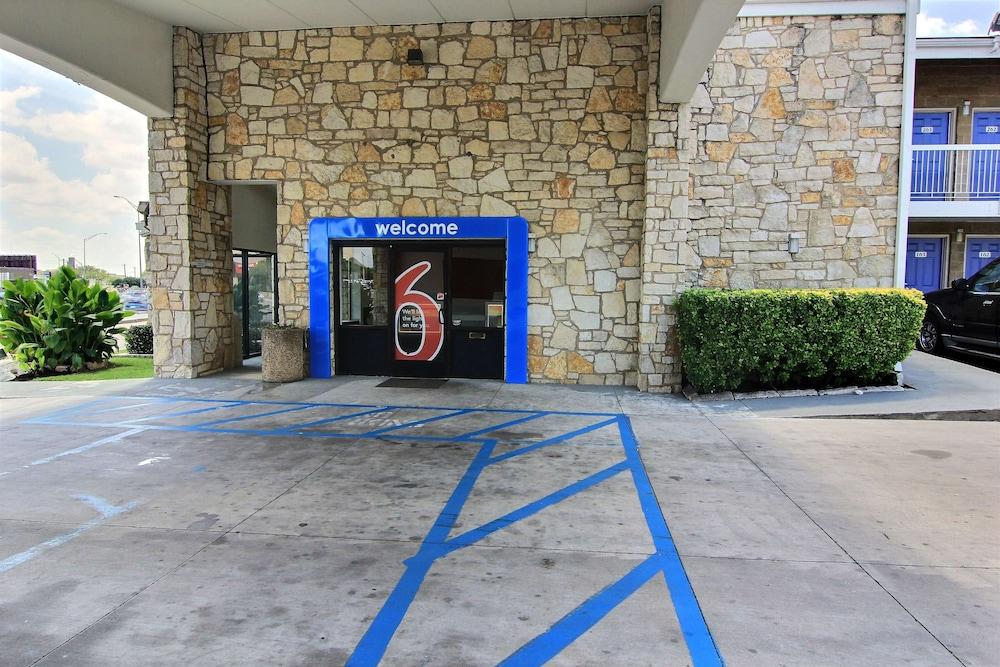 Motel 6 Austin, TX - Central Downtown UT photo 31