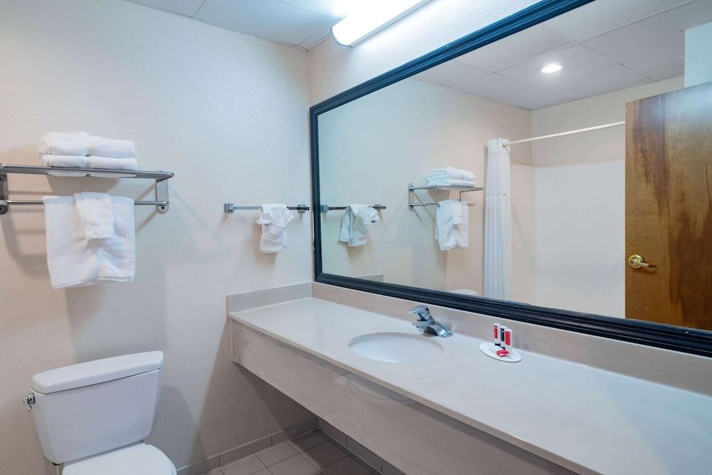 Red Roof Inn & Suites Hinesville photo 15