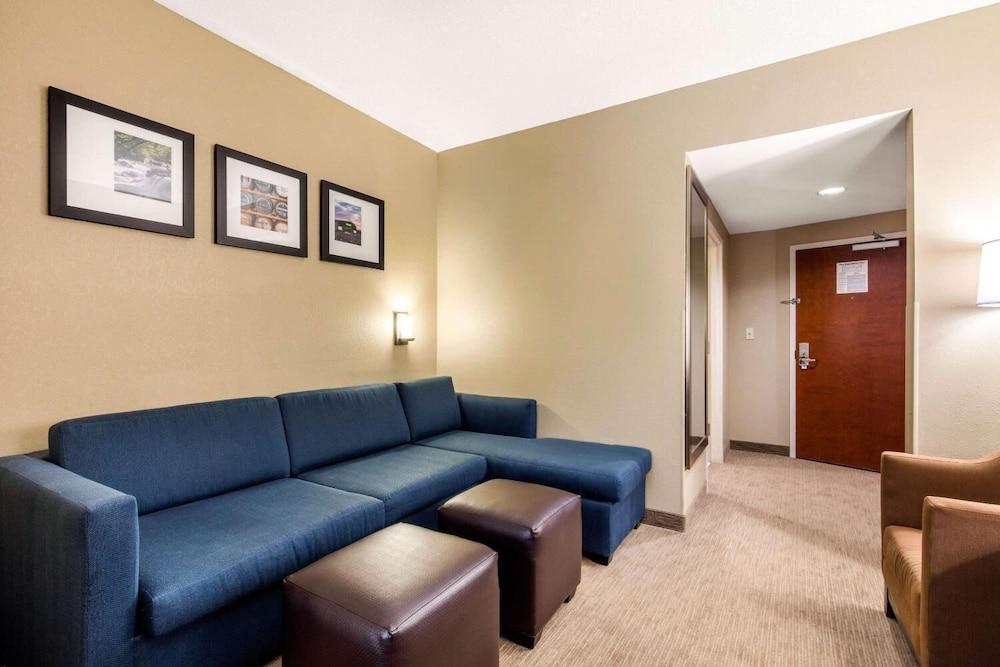 Comfort Suites Manchester near Arnold AFB photo 44