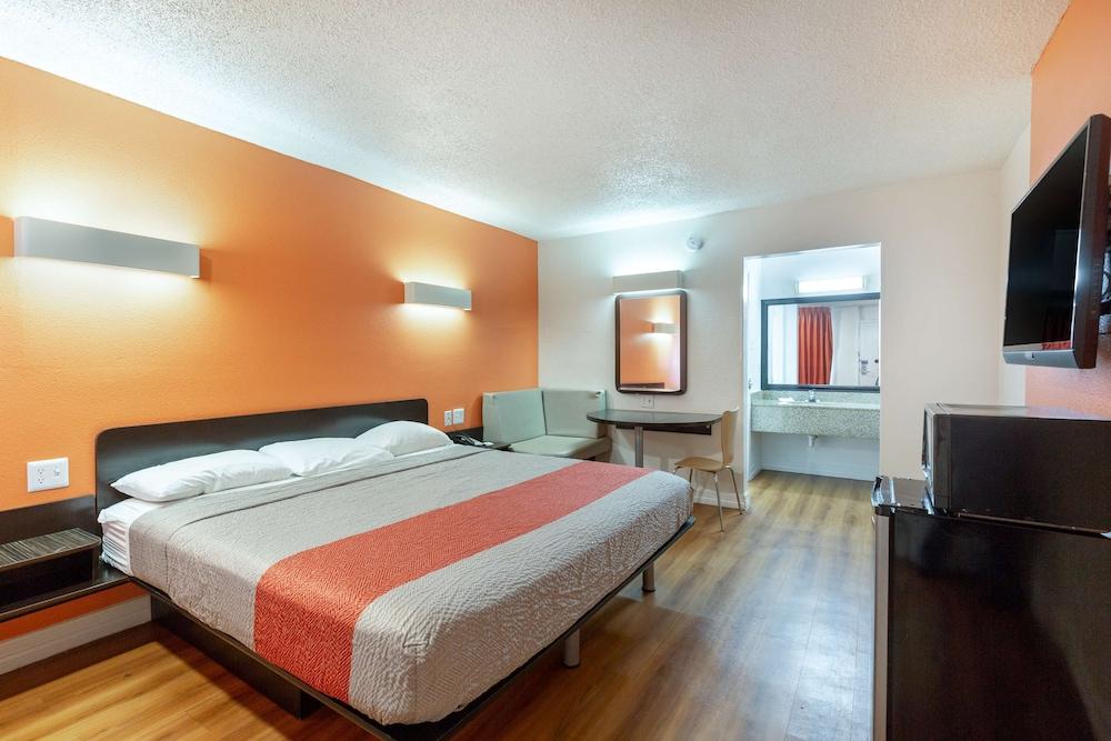 Motel 6 Houston, TX - East photo 13