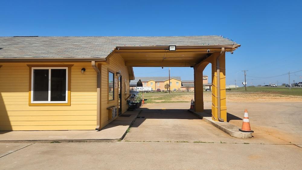 Regency Inn By OYO Rockdale TX photo 36