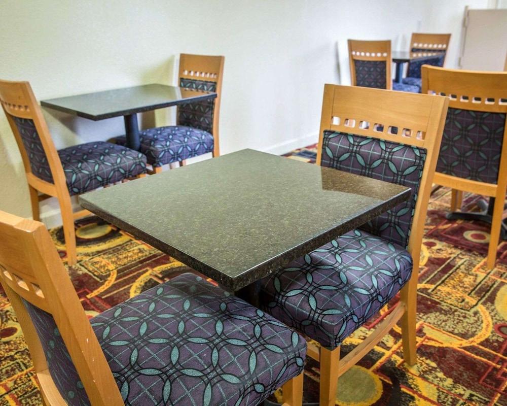 Rodeway Inn & Suites Plymouth Hwy 64 photo 31