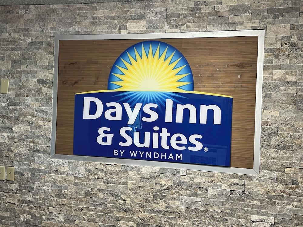 Days Inn & Suites by Wyndham Williamsburg IA North photo 25