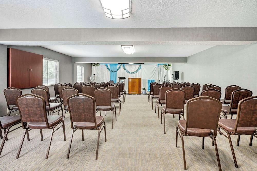 Country Inn & Suites by Radisson, Pickerington, OH photo 28