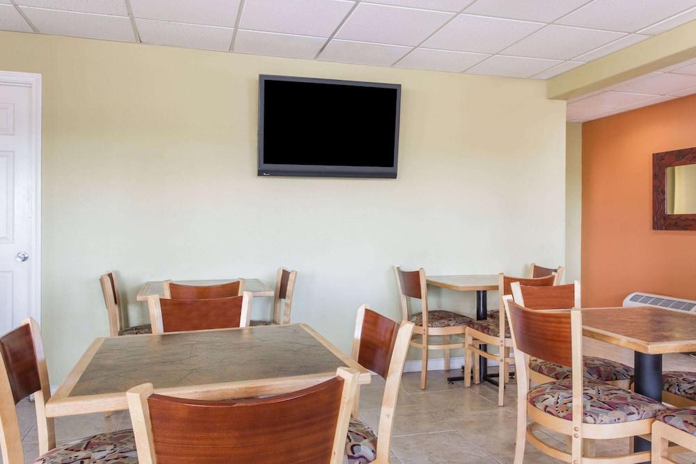Days Inn by Wyndham Orange photo 9