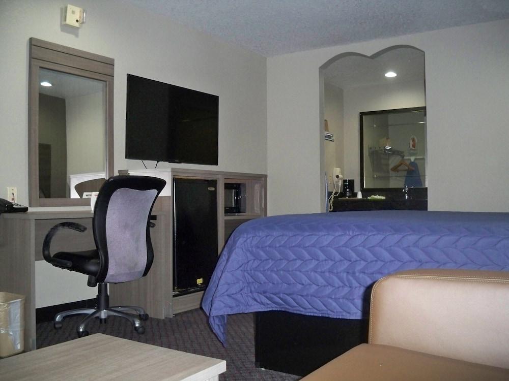 Scottish Inn & Suites photo 29