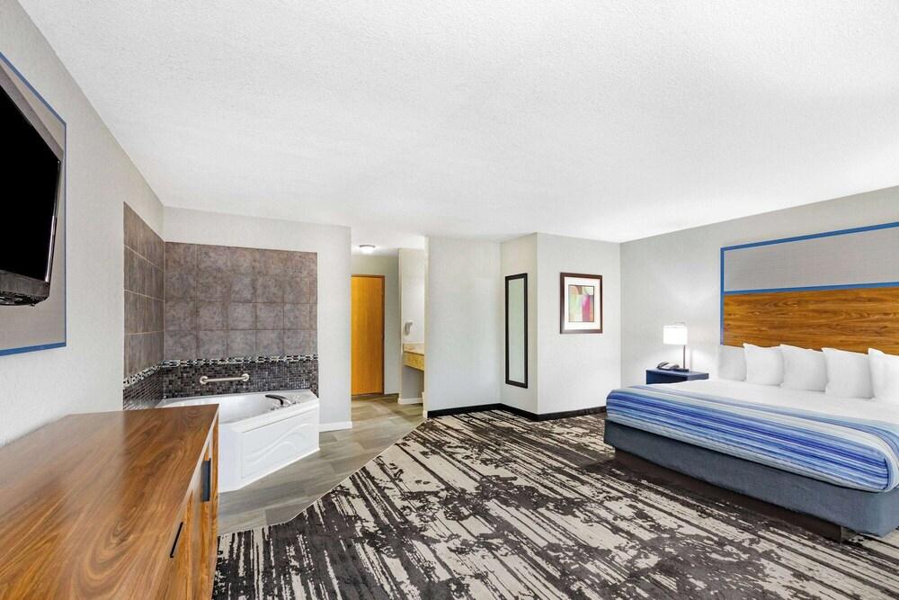 AmericInn by Wyndham Pella photo 6
