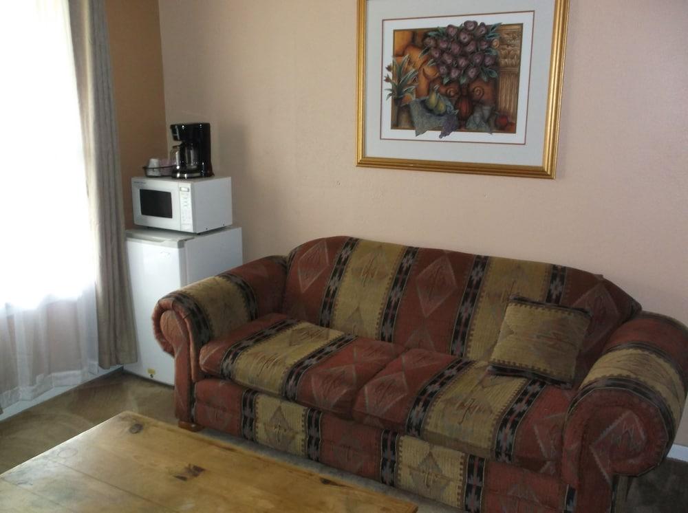 Four Horseman Travel Lodge photo 16