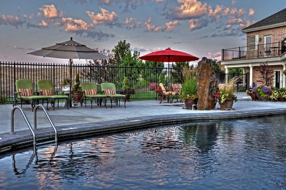 Cameo Heights Mansion photo 37