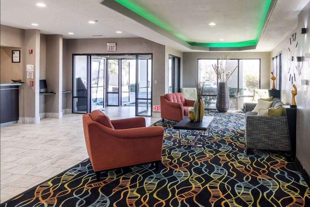 Days Inn by Wyndham Fort Worth North / Fossil Creek photo 2