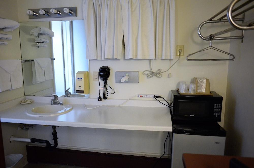 Budget Host Inn Iron Mountain photo 11