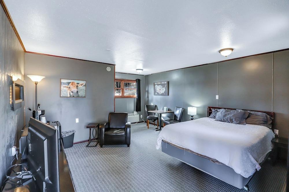 Cedar Village Motel photo 5