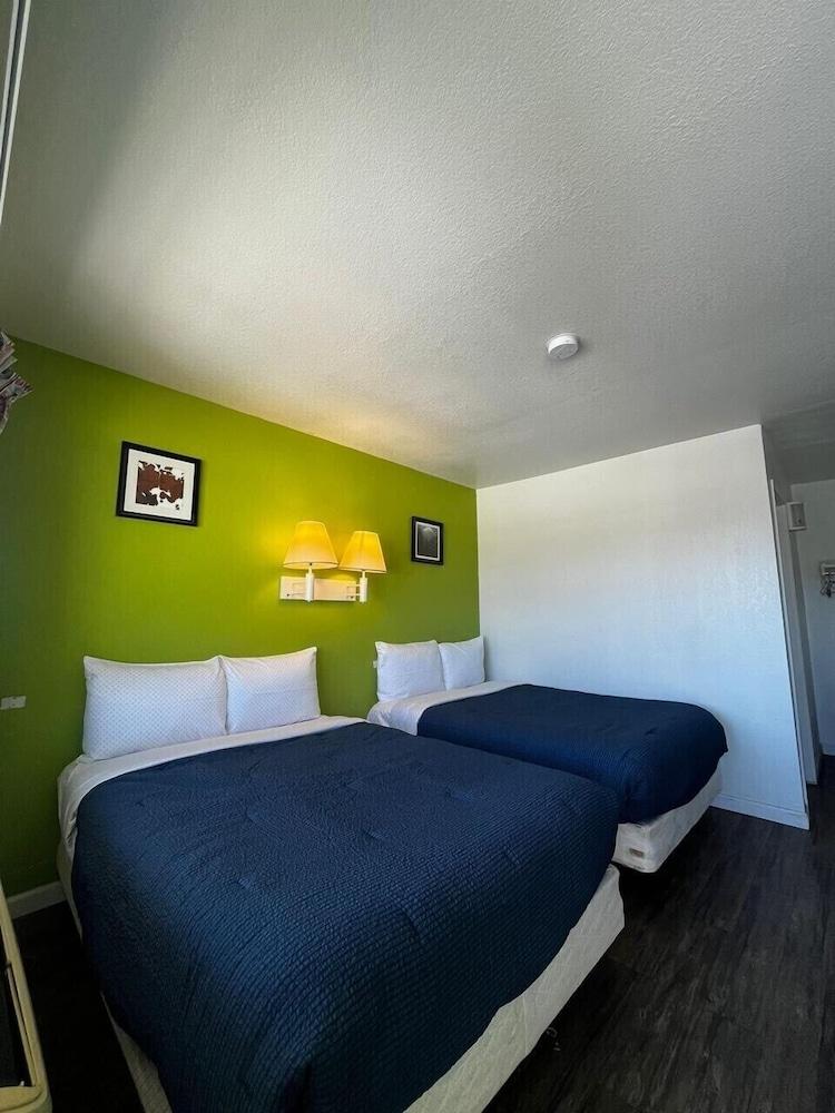 Parkside Inn by PHG - Sweetwater photo 14