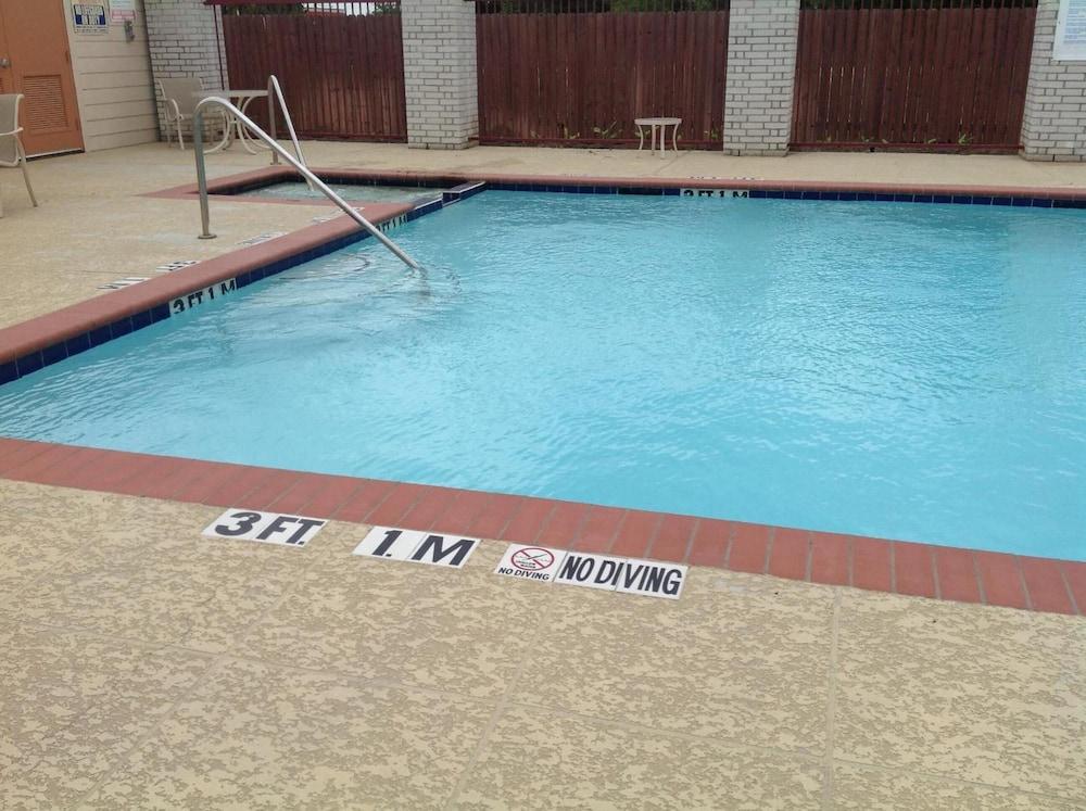 Scottish Inn & Suites photo 19