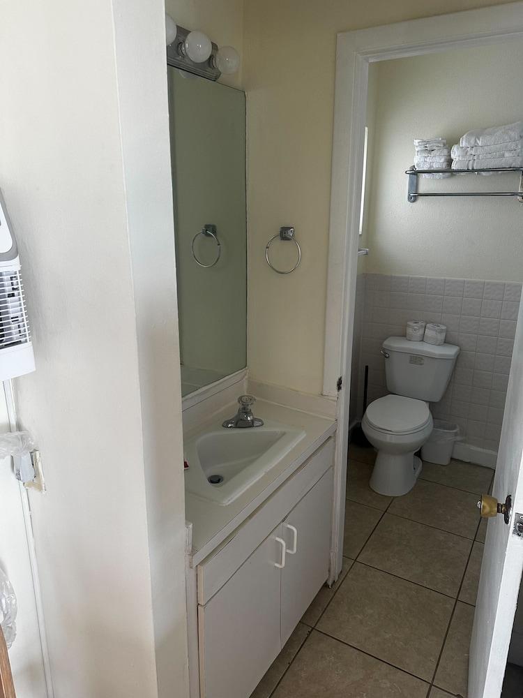 Emerald Seas Deerfield Beach Club photo 14