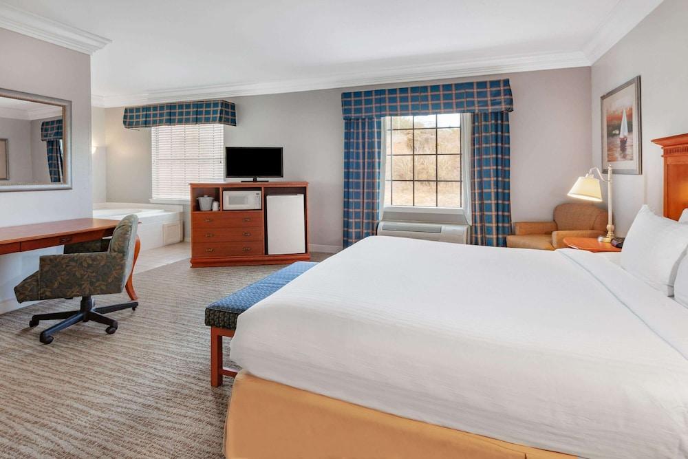 Days Inn by Wyndham Altavista photo 34