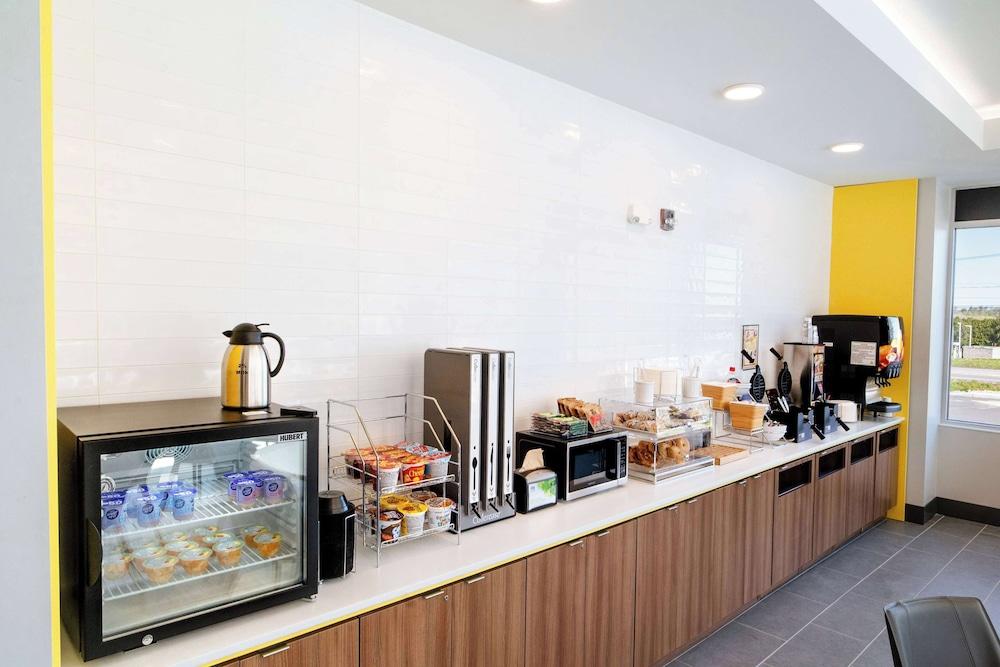 Microtel Inn & Suites by Wyndham Newark NY photo 9