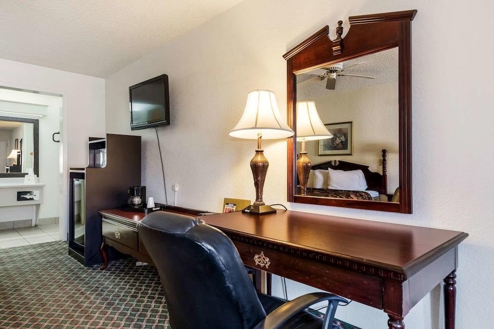 Americas Best Value Inn Paris photo 4