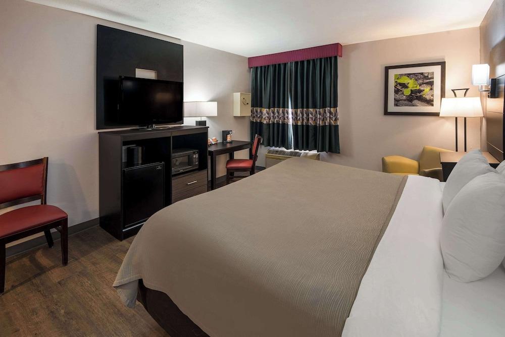 Quality inn & Suites Cincinnati I-275 photo 18