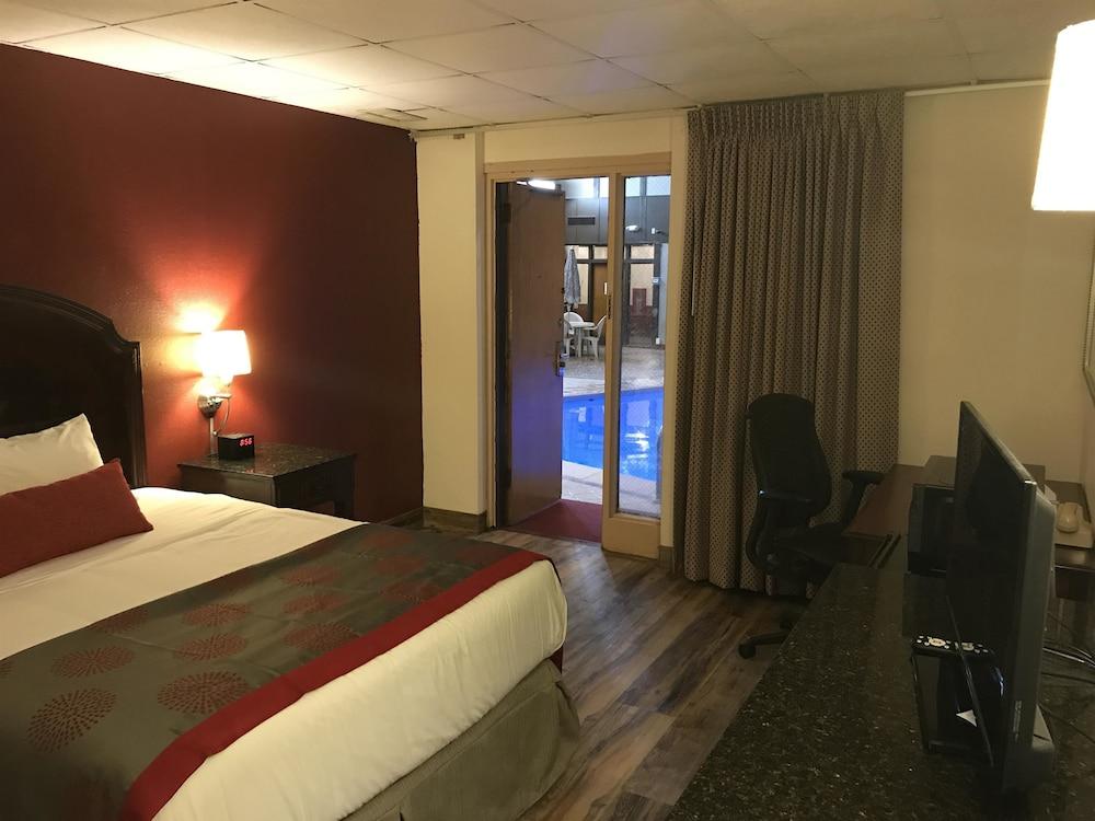 Ramada by Wyndham Albert Lea photo 10