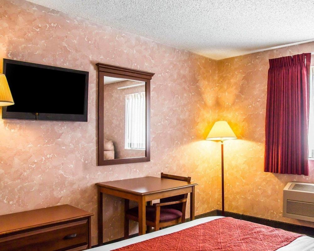 Econo Lodge Longmont East photo 13