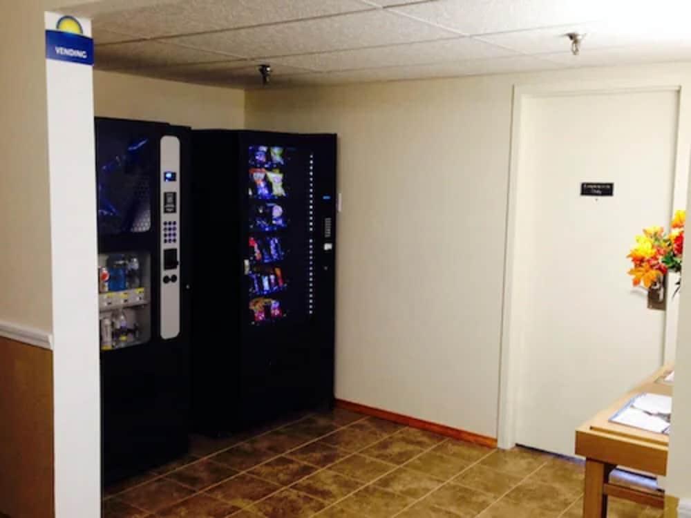Days Inn by Wyndham Syracuse photo 33