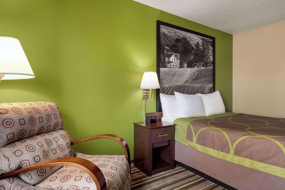 Super 8 by Wyndham Germantown/Milwaukee photo 42