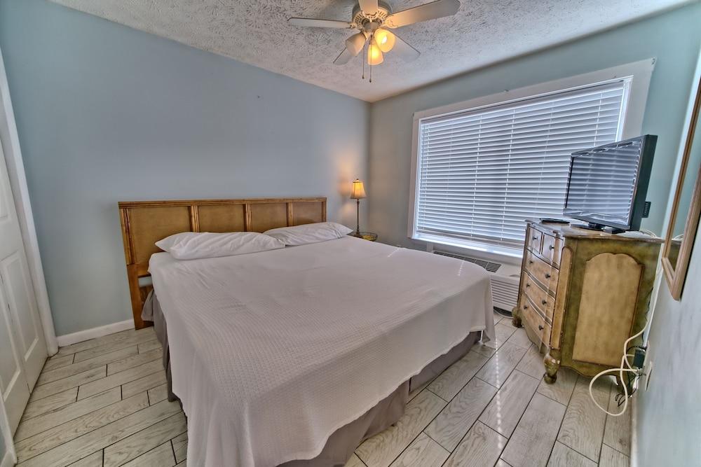 Pineapple Villas on Laguna Beach photo 12