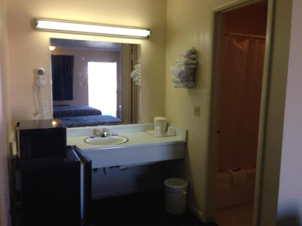 Super 7 Inn Siloam Springs photo 6