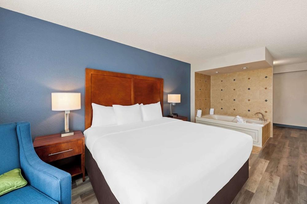 Comfort Inn & Suites Omaha Central photo 33