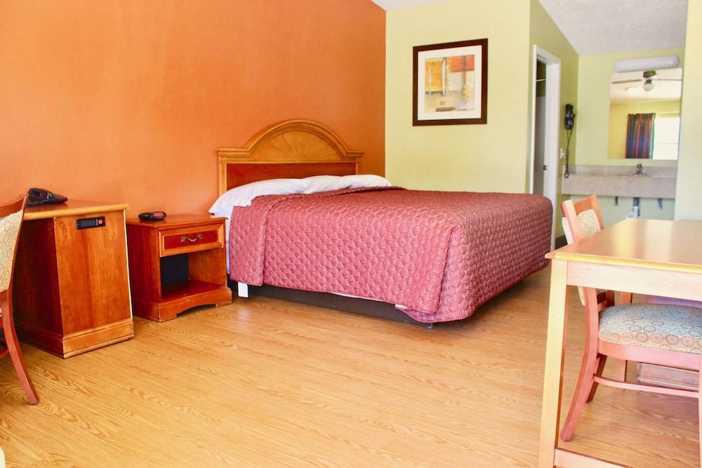 Tropicana Motel photo 5