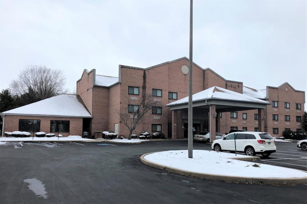Red Roof Inn & Suites Chestertown photo 11