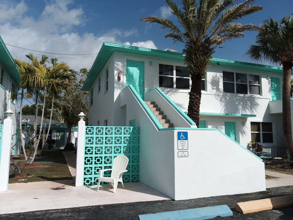 Swashbuckler Motel photo 38