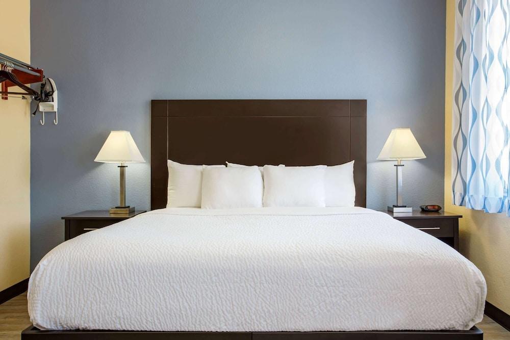 Days Inn & Suites by Wyndham Euless DFW Airport South photo 50