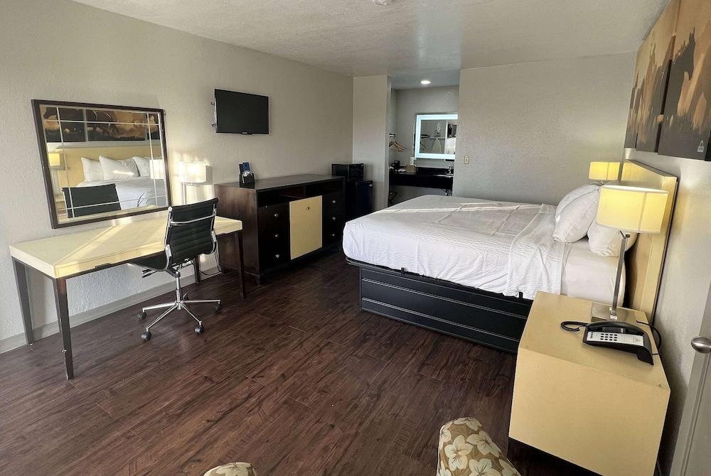 Days Inn by Wyndham Canton photo 19