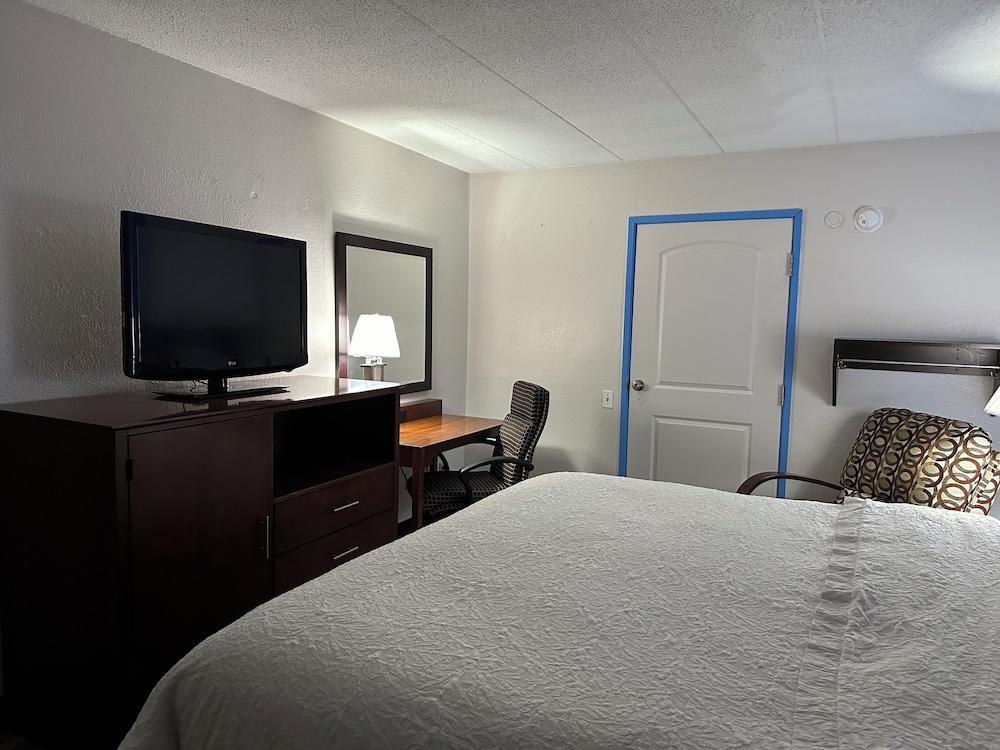 American Inn and Suites Bishop photo 14