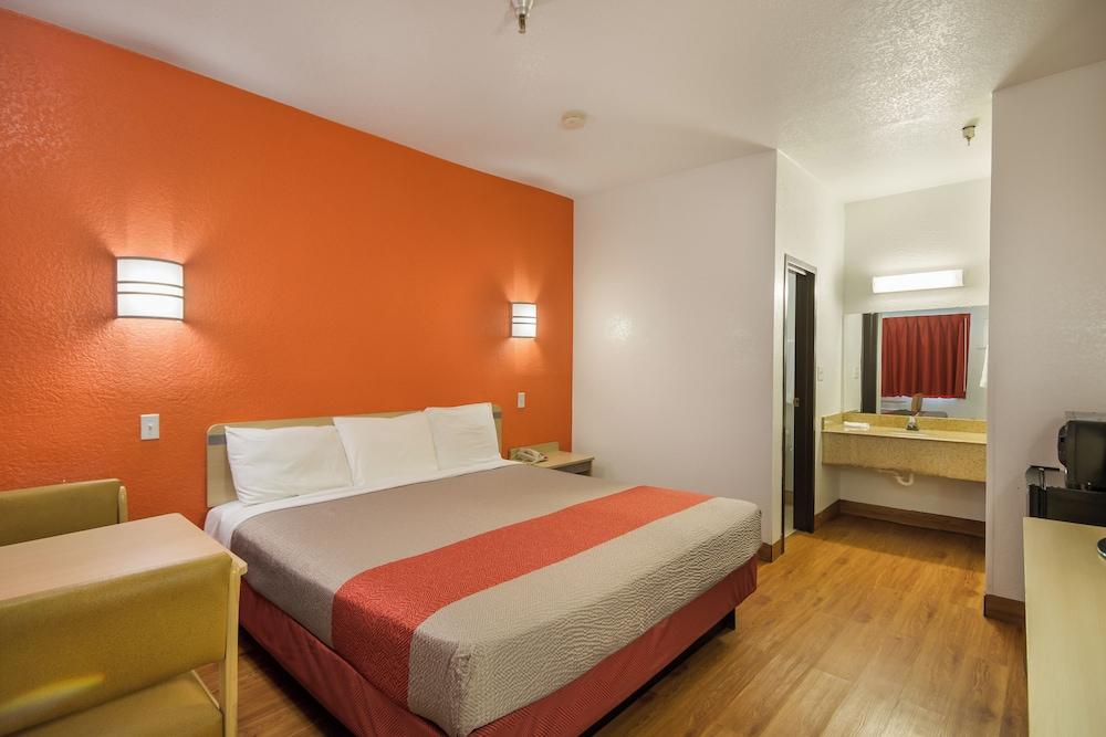Americas Best Value Inn & Suites Humble photo 13
