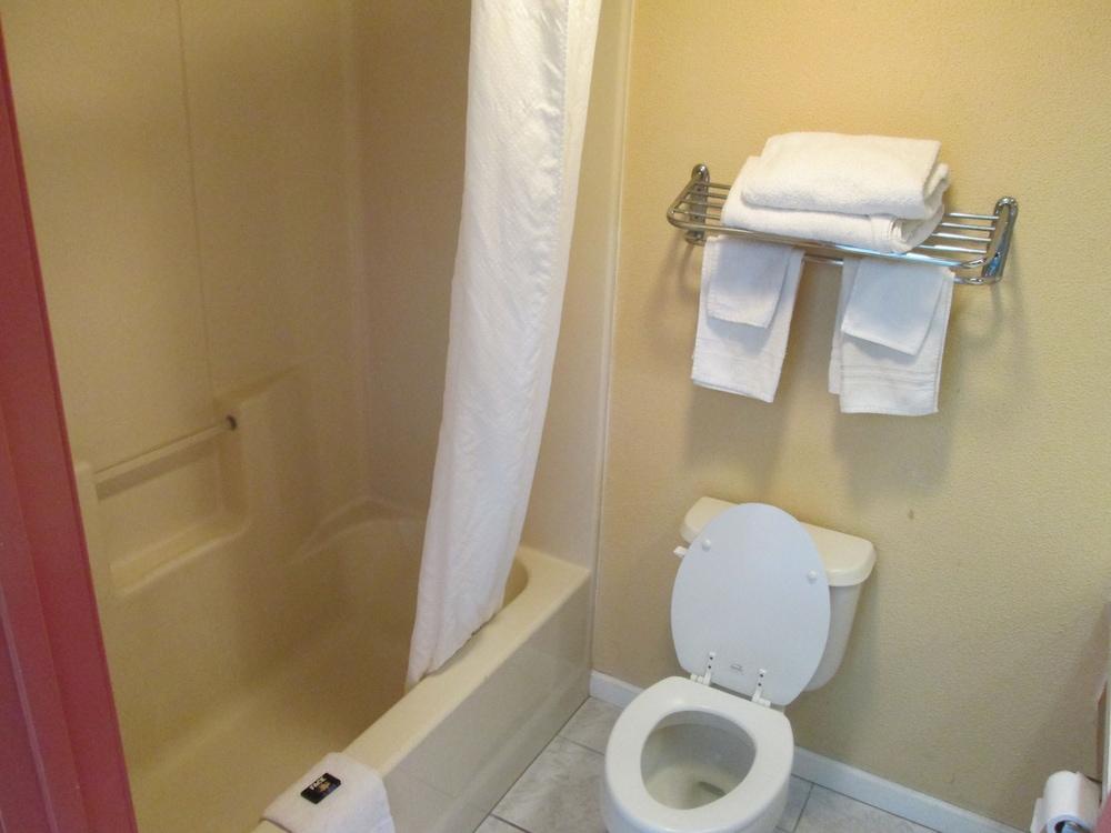 Delux Inn & Suites photo 15