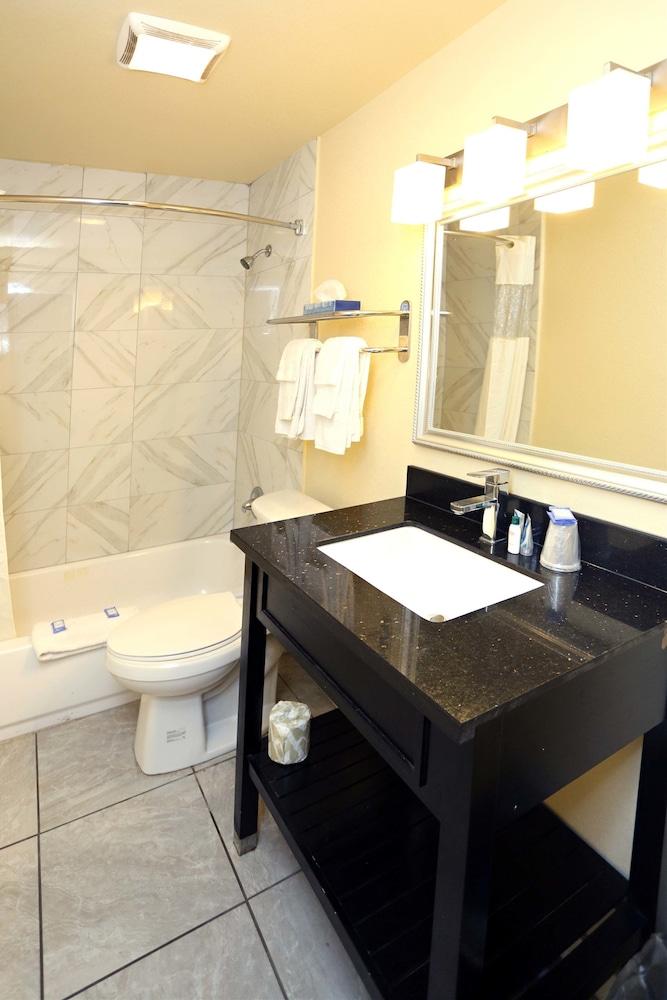 Blue Marlin Inn & Suites photo 9