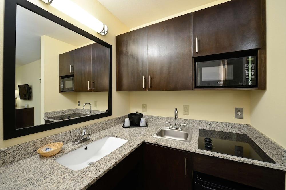 Americas Best Value Inn & Suites Lake Charles at I-210 Exit 11 photo 7