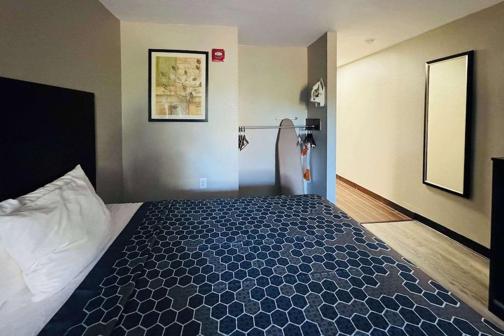 Econo Lodge Inn & Suites Centerville photo 11