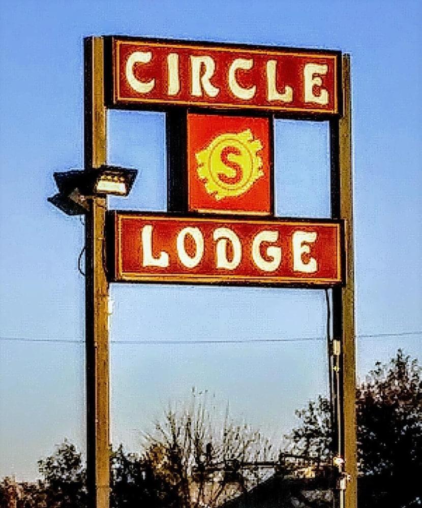 Circle S Lodge photo 7
