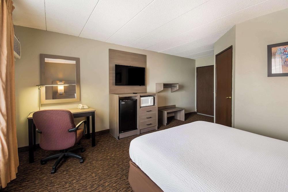 Econo Lodge Duluth near Miller Hill Mall photo 14