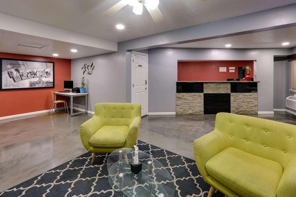 Super 8 by Wyndham San Antonio Pearl District / Downtown photo 4