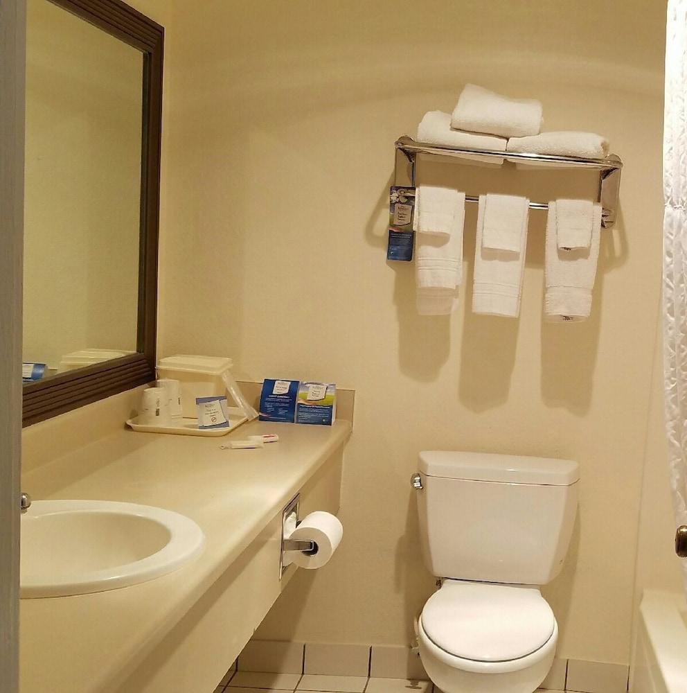 Baymont by Wyndham Midland Airport photo 24