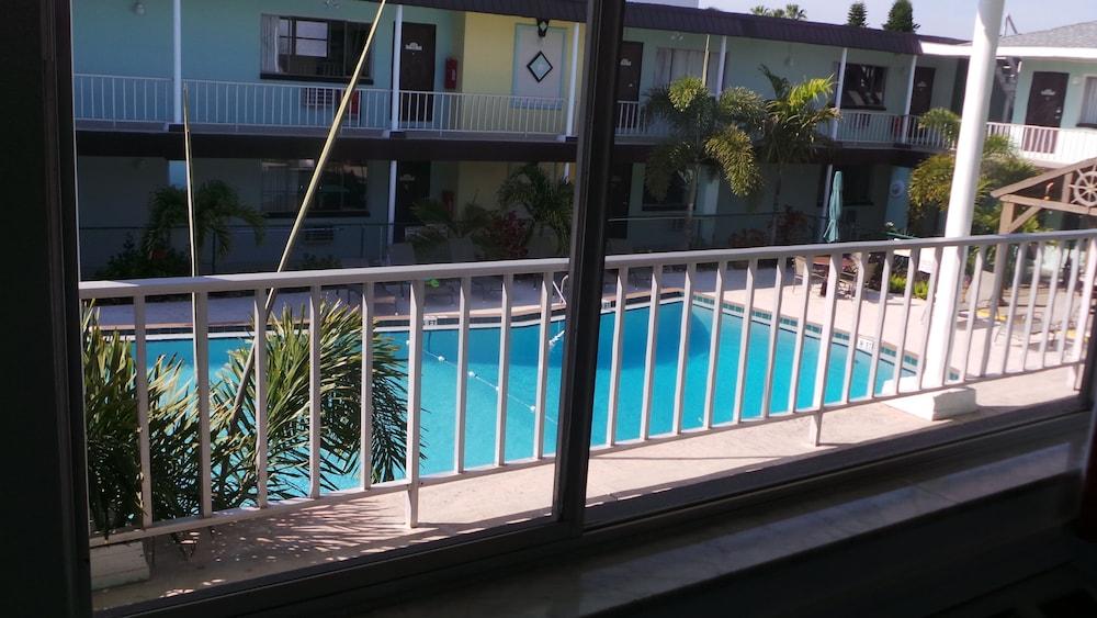 Island House Hotel photo 2