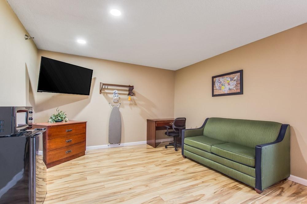 Econo Lodge Shelbyville photo 8