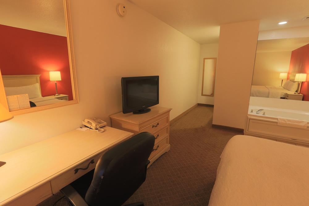Days Inn by Wyndham Calumet Park photo 9
